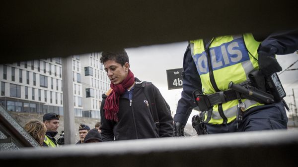 Migrants are checked by the police at Hyllie train station in Malmoe, Sweden - Sputnik International