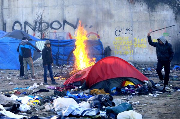 A migrant hits a former shelter with a stick in a dismantled area of the camp known as the Jungle, a squalid sprawling camp in Calais, northern France, January 17, 2016. A migrant hits a former shelter with a stick in a dismantled area of the camp known as the Jungle, a squalid sprawling camp in Calais, northern France, January 17, 2016. - Sputnik International