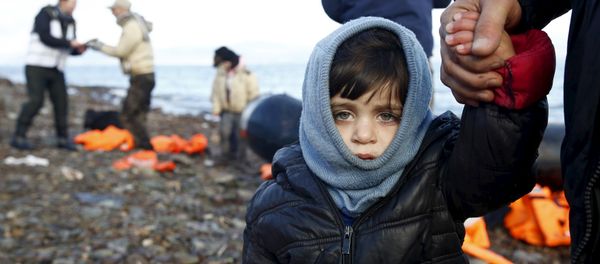 A Syrian refugee child looks on, moments after arriving on a raft with other Syrian refugees on a beach on the Greek island of Lesbos, January 4, 2016. A Syrian refugee child looks on, moments after arriving on a raft with other Syrian refugees on a beach on the Greek island of Lesbos, January 4, 2016. - Sputnik International