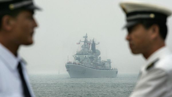 Chinese Navy officers wait dockside as a Chinese Navy warship escorting the arrival of the USS Curtis Wilbur (DDG54) (File) - Sputnik International
