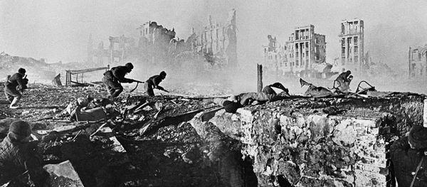 Soviet soldiers attack house - Sputnik International