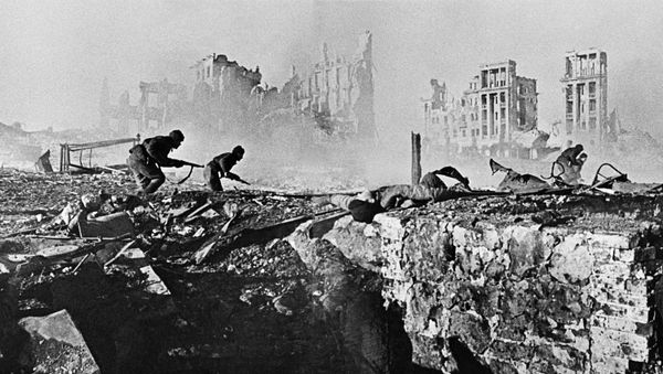Soviet soldiers attack house Soviet soldiers attack house - Sputnik International