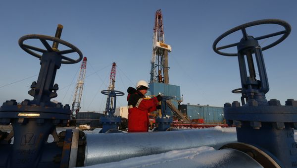 A worker checks a valve of an oil pipe at the Lukoil company owned Imilorskoye oil field outside the West Siberian city of Kogalym, Russia, January 25, 2016 A worker checks a valve of an oil pipe at the Lukoil company owned Imilorskoye oil field outside the West Siberian city of Kogalym, Russia, January 25, 2016 - Sputnik International
