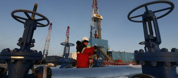 A worker checks a valve of an oil pipe at the Lukoil company owned Imilorskoye oil field outside the West Siberian city of Kogalym, Russia, January 25, 2016 - Sputnik International