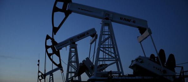 Pump jacks are seen at the Lukoil company owned Imilorskoye oil field, as the sun sets, outside the West Siberian city of Kogalym, Russia, January 25, 2016 Pump jacks are seen at the Lukoil company owned Imilorskoye oil field, as the sun sets, outside the West Siberian city of Kogalym, Russia, January 25, 2016 - Sputnik International