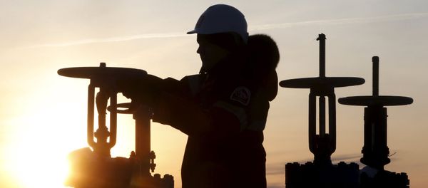 A worker checks the valve of an oil pipe at the Lukoil company owned Imilorskoye oil field outside the West Siberian city of Kogalym, Russia, January 25, 2016 - Sputnik International
