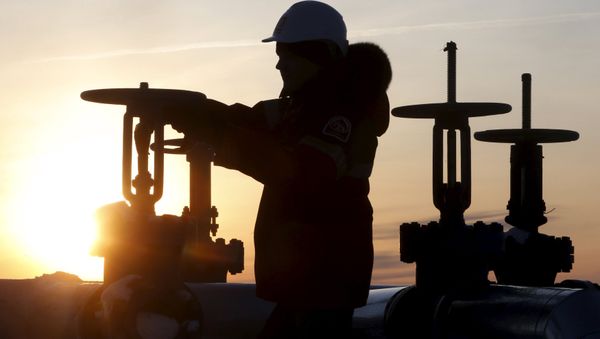 A worker checks the valve of an oil pipe at the Lukoil company owned Imilorskoye oil field outside the West Siberian city of Kogalym, Russia, January 25, 2016 A worker checks the valve of an oil pipe at the Lukoil company owned Imilorskoye oil field outside the West Siberian city of Kogalym, Russia, January 25, 2016 - Sputnik International