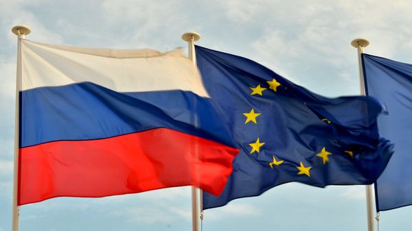 Flags of Russia, EU, France and coat of arms of Nice on the city's promenade Flags of Russia, EU, France and coat of arms of Nice on the city's promenade - Sputnik International