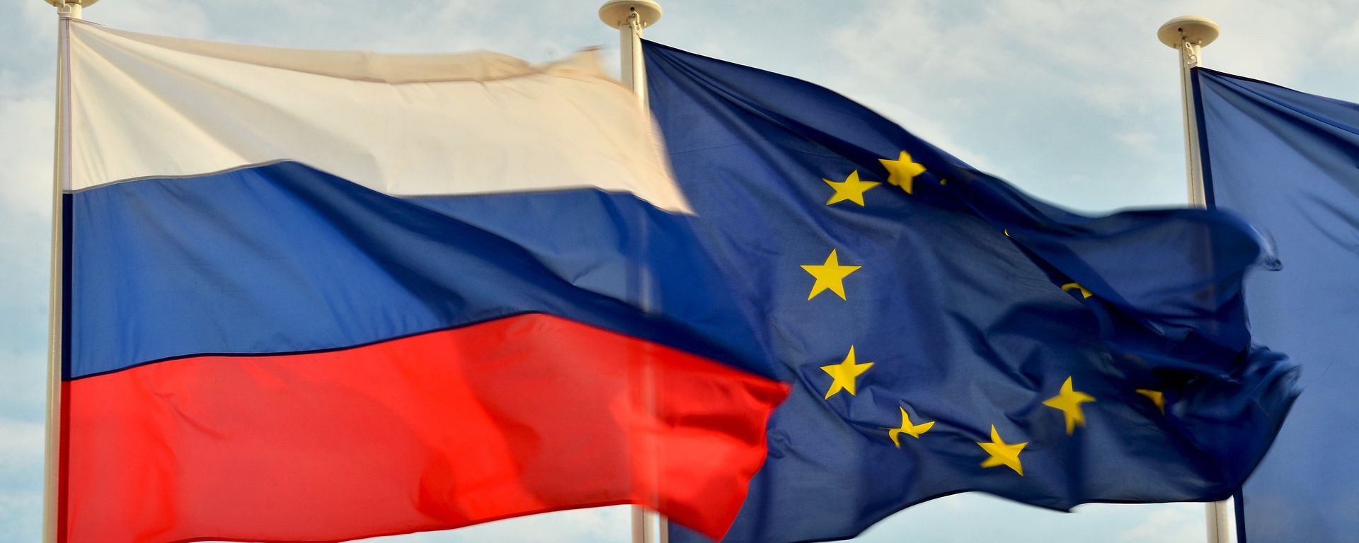 Flags of Russia, EU, France and coat of arms of Nice on the city's promenade - Sputnik International, 1920, 25.11.2020