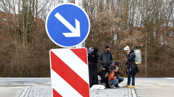 Migrants make a break in Erding downtown after their visit to the first registration camp of Erding near Munich, Germany, January 27, 2016 Migrants make a break in Erding downtown after their visit to the first registration camp of Erding near Munich, Germany, January 27, 2016 - Sputnik International