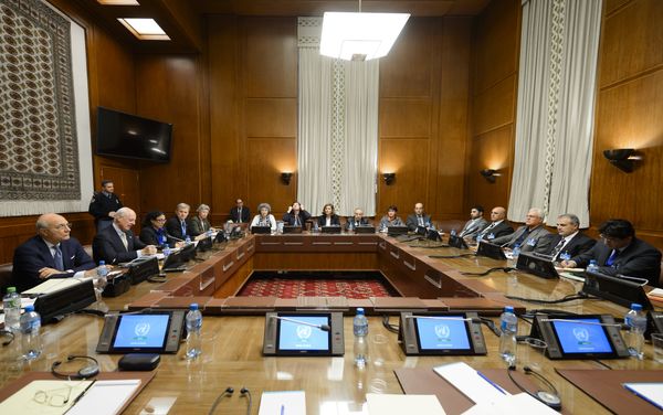 United Nations (UN) special envoy Staffan de Mistura (2nd L) sits facing Syria's main opposition group during Syrian peace talks at the UN Offices in Geneva on February 1, 2016 - Sputnik International