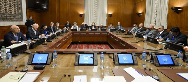 United Nations (UN) special envoy Staffan de Mistura (2nd L) sits facing Syria's main opposition group during Syrian peace talks at the UN Offices in Geneva on February 1, 2016 - Sputnik International
