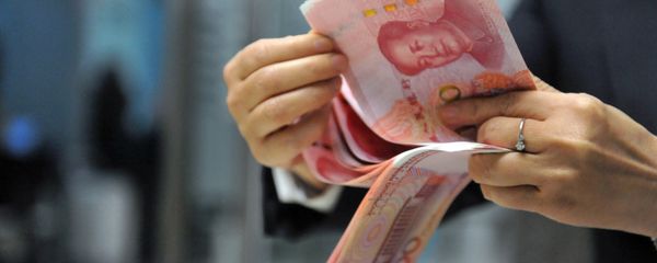 A bank employee counts 100-yuan banknotes at a bank in Hangzhou, east China's Zhejiang province on December 1, 2015 - Sputnik International
