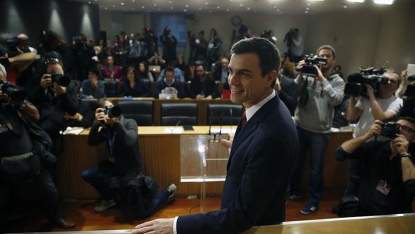 Spain's Socialist Party (PSOE) leader Pedro Sanchez poses before a news conference at Parliament in Madrid, Spain, February 2, 2016. - Sputnik International