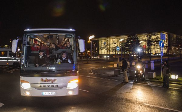 A bus carrying refugees with asylum status in Germany leaves the chancellery in Berlin on January 14, 2016, after it arrived from the Bavarian city of Landshut. A bus carrying refugees with asylum status in Germany leaves the chancellery in Berlin on January 14, 2016, after it arrived from the Bavarian city of Landshut. - Sputnik International