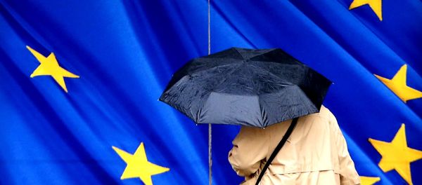 A woman carrying an umbrella walks towards the European Commission headquarters in Brussels, Belgium February 2, 2016. A woman carrying an umbrella walks towards the European Commission headquarters in Brussels, Belgium February 2, 2016. - Sputnik International