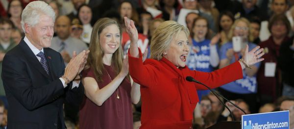 Former U.S. President Bill Clinton (L) applauds his wife, Democratic U.S. presidential candidate Hillary Clinton (R), as they appear with their daughter Chelsea (C) at Mrs. Clinton's caucus night rally in Des Moines, Iowa February 1, 2016 Former U.S. President Bill Clinton (L) applauds his wife, Democratic U.S. presidential candidate Hillary Clinton (R), as they appear with their daughter Chelsea (C) at Mrs. Clinton's caucus night rally in Des Moines, Iowa February 1, 2016 - Sputnik International