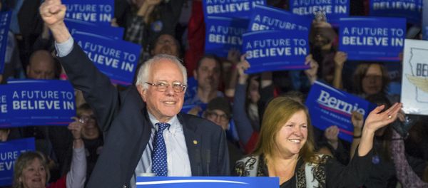 Democratic presidential candidate Bernie Sanders arrives for his caucus night rally in Des Moines, Iowa, on February 2, 2016. Democratic presidential candidate Bernie Sanders arrives for his caucus night rally in Des Moines, Iowa, on February 2, 2016. - Sputnik International