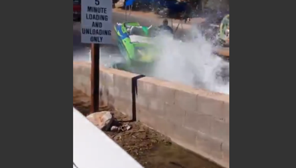 Boat Crashes on Launch Ramp - Sputnik International