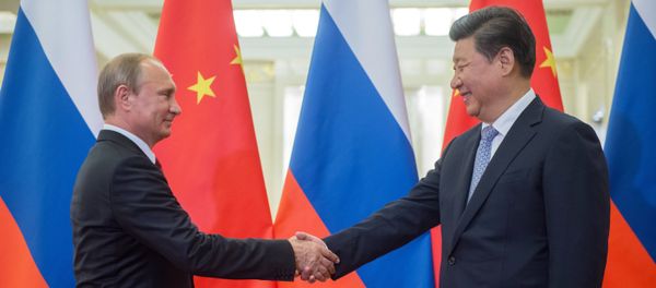 Russian President Vladimir Putin (left) and Chinese President Xi Jinping seen before the beginning of Russian-Chinese talks at the Great Hall of the People in Beijing, September 3, 2015 - Sputnik International