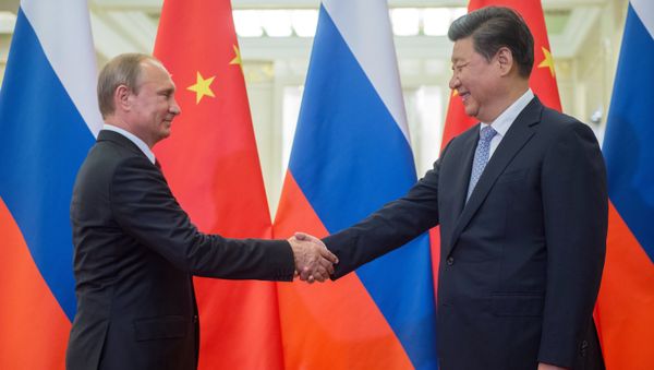 Russian President Vladimir Putin (left) and Chinese President Xi Jinping seen before the beginning of Russian-Chinese talks at the Great Hall of the People in Beijing, September 3, 2015 Russian President Vladimir Putin (left) and Chinese President Xi Jinping seen before the beginning of Russian-Chinese talks at the Great Hall of the People in Beijing, September 3, 2015 - Sputnik International