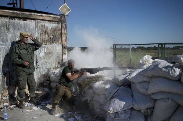Donbass people's militia fighters during training at the Krasny Partizan border checkpoint - Sputnik International