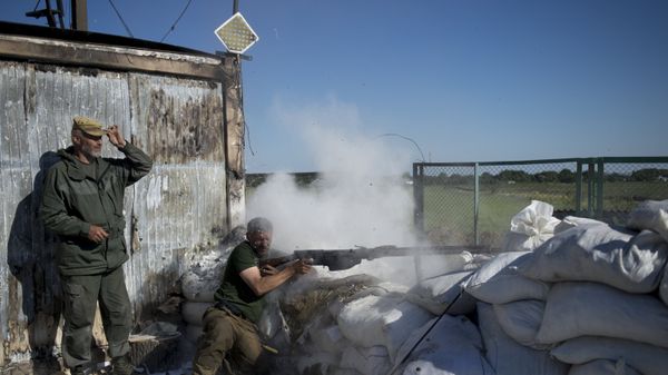 Donbass people's militia fighters during training at the Krasny Partizan border checkpoint - Sputnik International