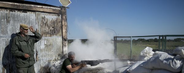 Donbass people's militia fighters during training at the Krasny Partizan border checkpoint - Sputnik International