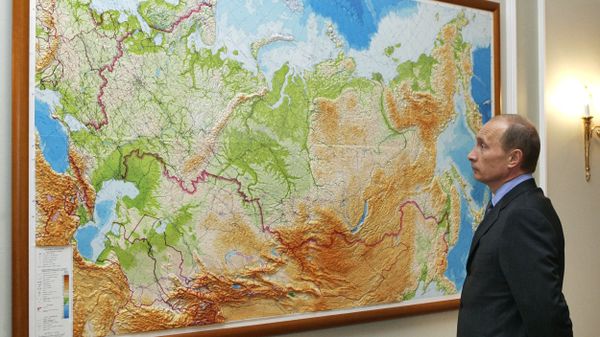 Russian President Vladimir Putin looks at a map in his country at his residence of Novo-Ogaryevo outside Moscow - Sputnik International