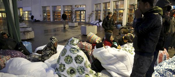 Refugees sleep outside the entrance of the Swedish Migration Agency's arrival center for asylum seekers at Jagersro in Malmo, Sweden, November 20, 2015. Refugees sleep outside the entrance of the Swedish Migration Agency's arrival center for asylum seekers at Jagersro in Malmo, Sweden, November 20, 2015. - Sputnik International