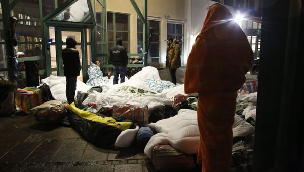 Refugees sleep outside the entrance of the Swedish Migration Agency's arrival center for asylum seekers at Jagersro in Malmo, Sweden, early November 20, 2015 Refugees sleep outside the entrance of the Swedish Migration Agency's arrival center for asylum seekers at Jagersro in Malmo, Sweden, early November 20, 2015 - Sputnik International