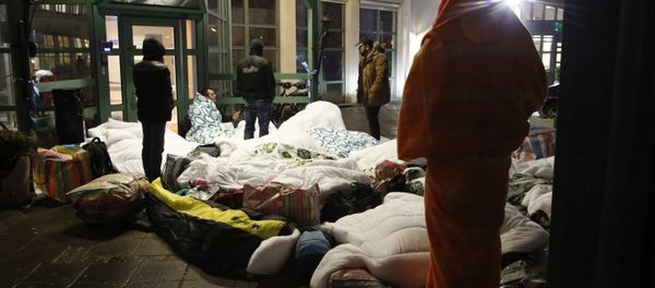 Refugees sleep outside the entrance of the Swedish Migration Agency's arrival center for asylum seekers at Jagersro in Malmo, Sweden, early November 20, 2015 - Sputnik International