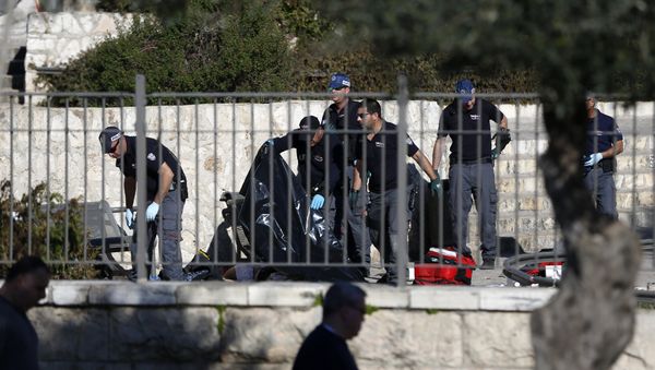 Israeli police officers investigate on the body of one of the reported Palestinian assailants killed during an attack at Damascus Gate, a main entrance to Jerusalem's Old City on February 3, 2016 Israeli police officers investigate on the body of one of the reported Palestinian assailants killed during an attack at Damascus Gate, a main entrance to Jerusalem's Old City on February 3, 2016 - Sputnik International