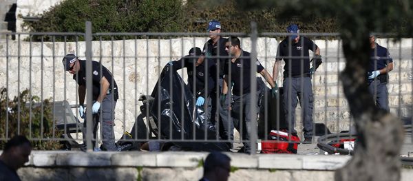Israeli police officers investigate on the body of one of the reported Palestinian assailants killed during an attack at Damascus Gate, a main entrance to Jerusalem's Old City on February 3, 2016 Israeli police officers investigate on the body of one of the reported Palestinian assailants killed during an attack at Damascus Gate, a main entrance to Jerusalem's Old City on February 3, 2016 - Sputnik International