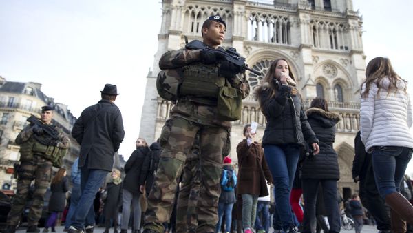 French soldiers patrol outside Notre Dame de Paris cathedral as part of the Operation Sentinelle in Paris, on December 30, 2015 - Sputnik International