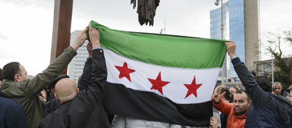 High Negotiations Committee (HNC) (Syrian opposition body) supporters hold a Syrian flag during a press conference on Syrian peace talks at the Place des Nations outside of the United Nations Offices on February 2, 2016 in Geneva. - Sputnik International
