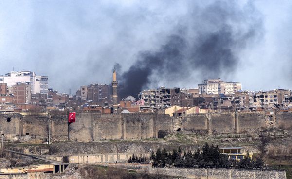 A photo taken on February 3, 2016 shows smokes rising over the district of Sur in Diyarbakir after clashes between Kurdish rebels and Turkish forces. - Sputnik International