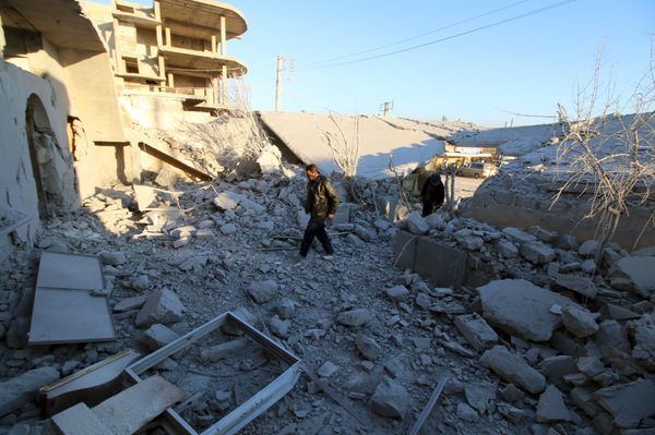 Residents inspect damage after airstrikes by pro-Syrian government forces in Anadan city, about 10 kilometers away from the towns of Nubul and Zahraa, Northern Aleppo countryside, Syria February 3, 2016 Residents inspect damage after airstrikes by pro-Syrian government forces in Anadan city, about 10 kilometers away from the towns of Nubul and Zahraa, Northern Aleppo countryside, Syria February 3, 2016 - Sputnik International
