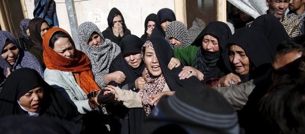 Family members weep at the funeral for one of the victims of last night suicide car bomb attack in Kabul, Afghanistan January 21, 2016 - Sputnik International