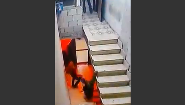 Waving to a Camera While Going Downstairs Can be Dangerous - Sputnik International