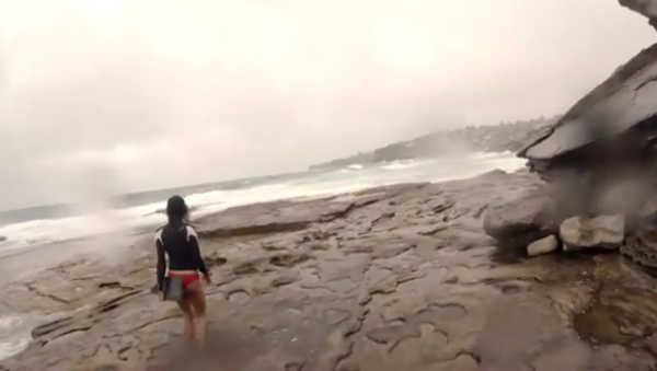 Lightning almost strikes girl in Sydney!!! Boyfriend's reaction is priceless!!!! - Sputnik International