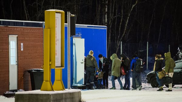 Refugees are welcomed upon arrival at the Norwegian border crossing station at Storskog after crossing the border from Russia on November 11, 2015 Refugees are welcomed upon arrival at the Norwegian border crossing station at Storskog after crossing the border from Russia on November 11, 2015 - Sputnik International