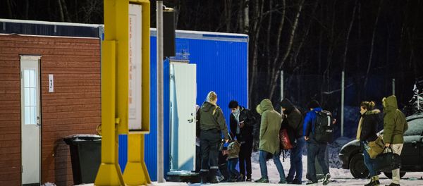 Refugees are welcomed upon arrival at the Norwegian border crossing station at Storskog after crossing the border from Russia on November 11, 2015 - Sputnik International