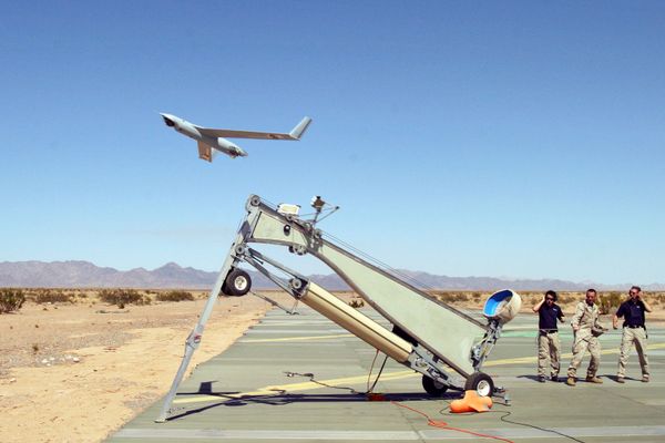 US Marine Corps Sergeant Michael Kropiewnicki (C), a Combat Videographer with 2nd Marine Aircraft Wing (MAW) Combat Camera, launching a Boeing Scan Eagle Unmanned Aerial Vehicle (UAV)(File) - Sputnik International
