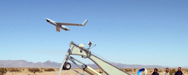 US Marine Corps Sergeant Michael Kropiewnicki (C), a Combat Videographer with 2nd Marine Aircraft Wing (MAW) Combat Camera, launching a Boeing Scan Eagle Unmanned Aerial Vehicle (UAV)(File) - Sputnik International