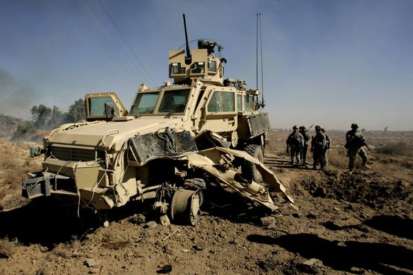  U.S. soldiers secure the area next to a damaged U.S. mine resistant, ambush protected vehicle (MRAP), after a roadside bomb explosion during an operation in the area of Al-leg, some 40 miles south of Baghdad, Iraq (File) - Sputnik International