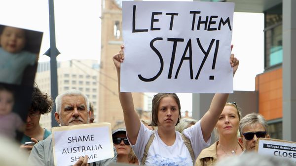 Activists hold placards and chant slogans as they protest outside the offices of the Australian Immigration Department in Sydney, Australia, February 4, 2016 - Sputnik International