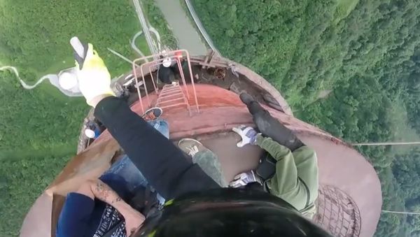 Climbing Tallest Chimney in Europe - Sputnik International
