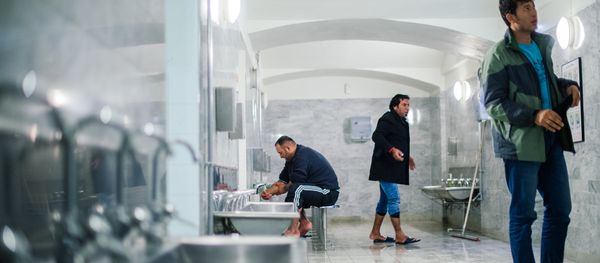 Refugee's wash their feet and refresh at Stockholm central mosque bathroom on October 15, 2015 after many hours bus journey from the southern city of Malmo Refugee's wash their feet and refresh at Stockholm central mosque bathroom on October 15, 2015 after many hours bus journey from the southern city of Malmo - Sputnik International