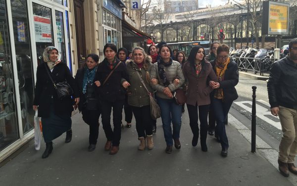 Nesrîn Abdalla, Commander of the all-female unit of the Kurdish People's Protection Units, with Kurdish women, who live in Paris. - Sputnik International